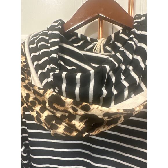 AND THE WHY casual Top Size Medium Striped Animal Print Hoodie NEW - Picture 6 of 7